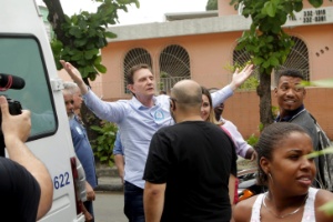 O prefeito Marcelo Crivella se irrita ao ser vaiado no feirão do emprego, organizado pela prefeitura - Gabriel de Paiva/ Agência O Globo