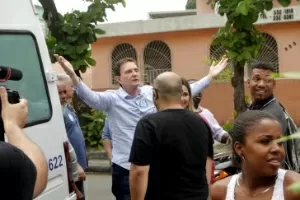 O prefeito Marcelo Crivella se irrita ao ser vaiado no feirão do emprego, organizado pela prefeitura - Gabriel de Paiva/ Agência O Globo