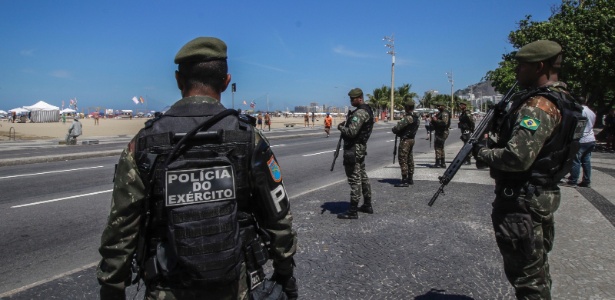 Tropas do ExÃ©rcito patrulham a orla da praia de Copacabana, no Rio