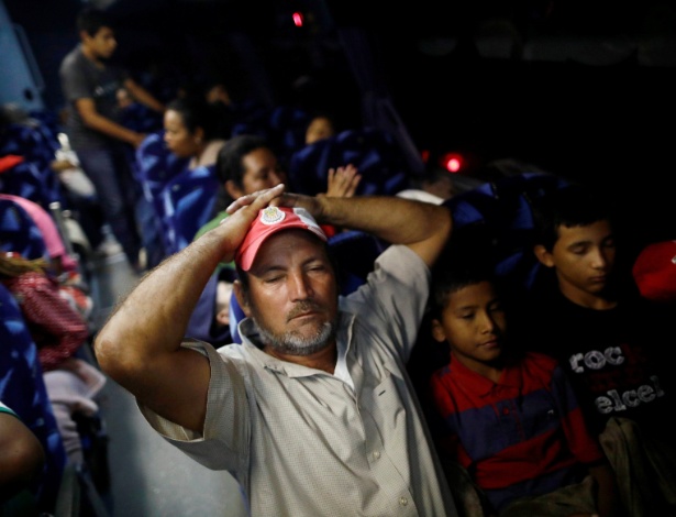 Imigrantes chegam à fronteira com EUA para pedir asilo - Edgard Garrido/Reuters