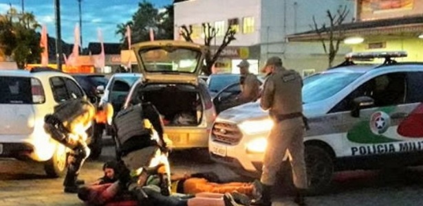 Polícia prendeu suspeito, que conseguiu roubar o carro de mulher em Santa Catarina - Divulgação/PM