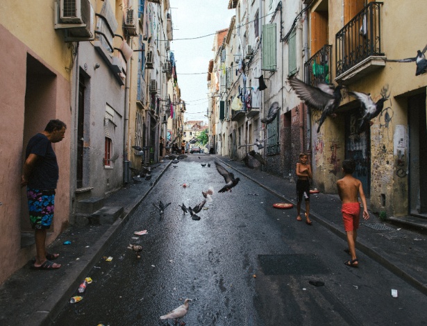 Ciganos caminham pelo bairro de Saint Jacques em Perpignan, na França - Dmitry Kostyukov/The New York Times