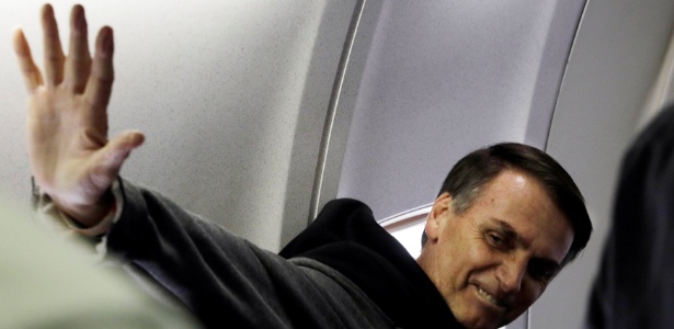 29.set.2018 - Bolsonaro durante o voo para o Rio de Janeiro, depois de ter recebido alta