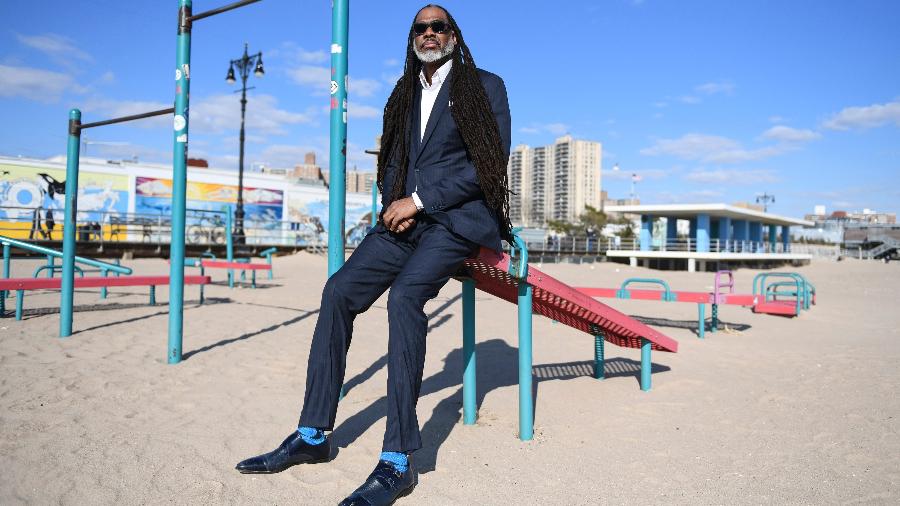 Robert Cornegy em Coney Island, em Nova York - Hiroko Masuike/The New York Times