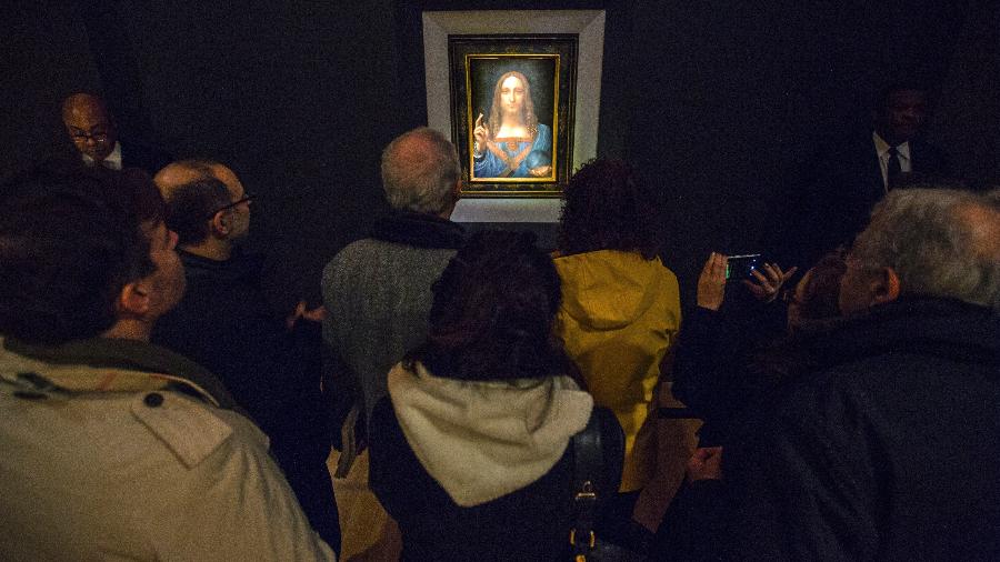 O quadro "Salvator Mundi", de Leonardo da Vinci, em exibição na Christie"s, em Nova York, em 13 de novembro de 2017, dois dias antes de ser vendido em leilão por US$ 450,3 milhões - Benjamin Norman/The New York Times