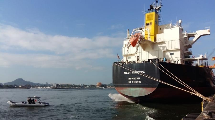 Equipes realizam buscas pelo mergulhador profissional Emmanouil Pagonis Neto no Porto de Santos  - Divulgação/Marinha do Brasil