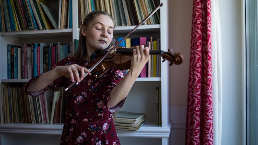 Alma Deutscher toca violino em casa, em Viena - Lena Mucha/The New York Times