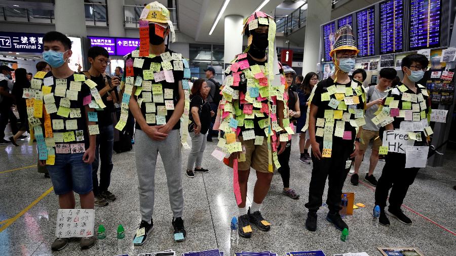 Manifestantes colam post-it em protesto em aeroporto de Hong Kong - Edgar Su/Reuters