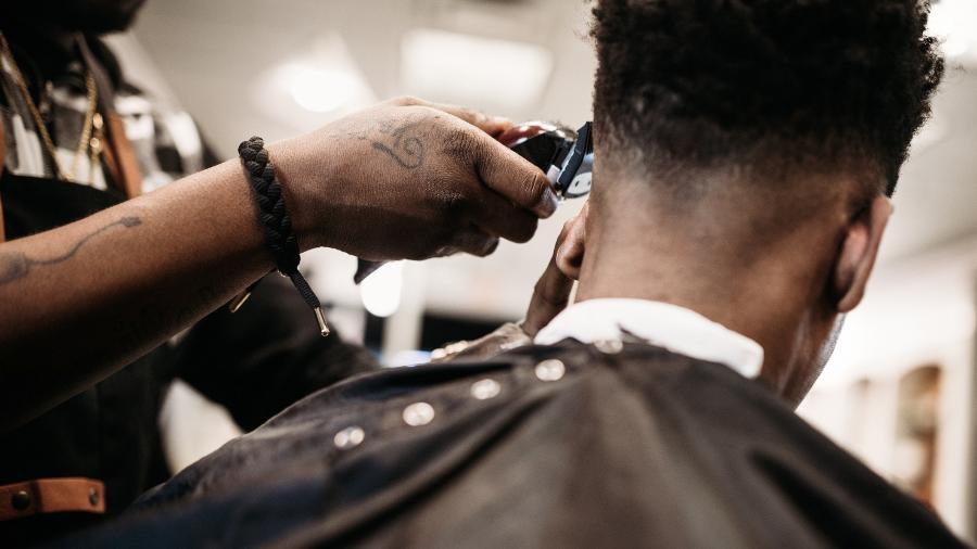 Barbearias e salões de cabeleireiro foram incluídos em lista de atividades essenciais pelo presidente - Getty Images