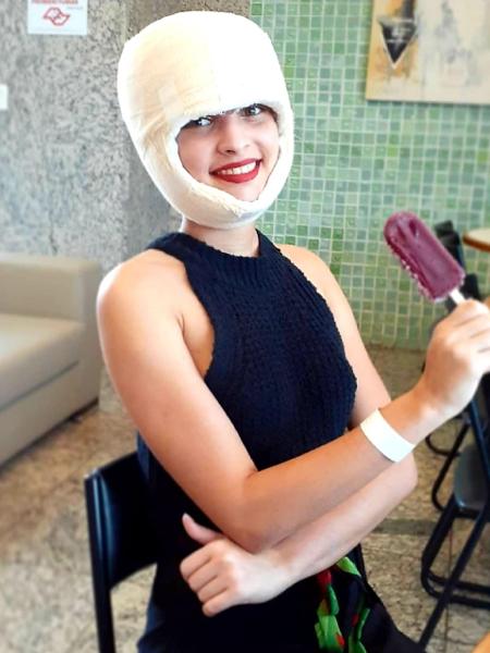 Débora Stefani, 19, toma um sorvete após deixar o hospital pela primeira vez - Reprodução
