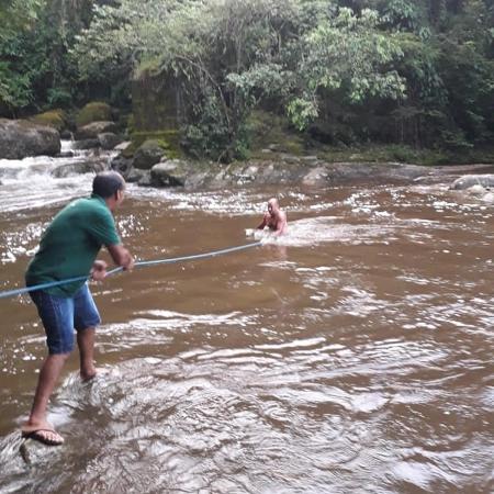 Banhistas são resgatados em cachoeira no RJ - Reprodução