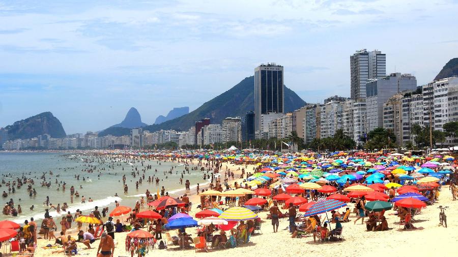 Banhistas aproveitam sábado de sol na praia do Leme, no Rio de Janeiro - Ellan Lustosa/Código 19/Estadão Conteúdo