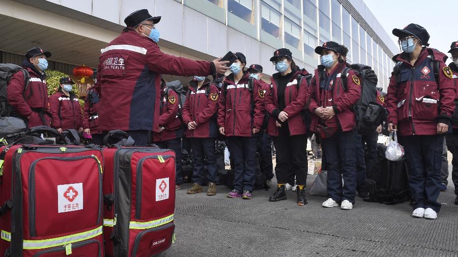 Médicos se reúnem em Chengdu antes de irem a Wuhan, na China - Liu Kun/Xinhua