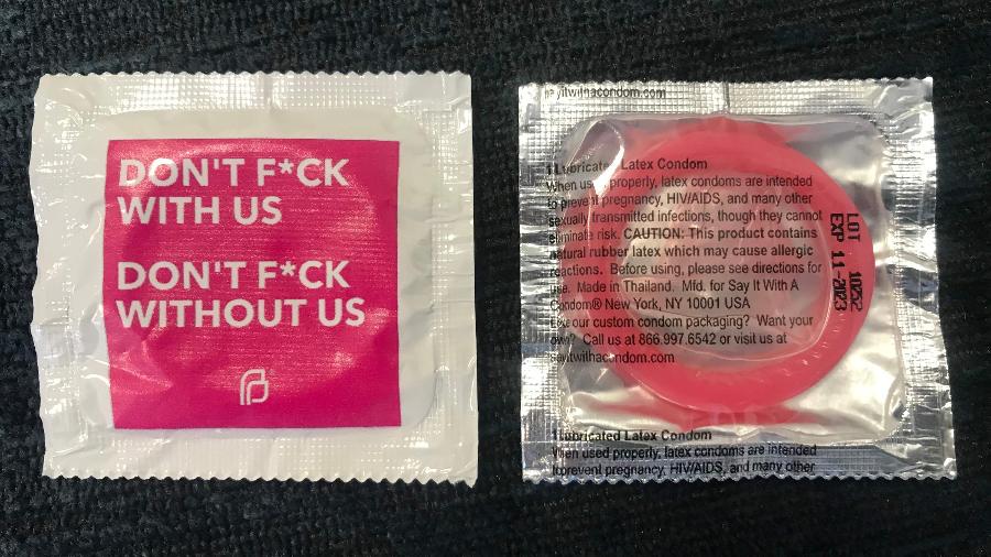 Embalagens das camisinhas oferecidas pela Planned Parenthood, vieram com a mensagem: "Não nos f... Não f... sem nós" ("Don"t f*ck with us. Don"t f*ck without us." - AFP PHOTO / OFFICE OF SENATOR MIKE MORRELL