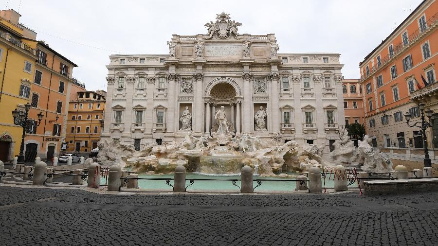 Fontana di Trevi, em Roma, completamente esvaziada após quarentena no país - Alberto Lingria/Reuters