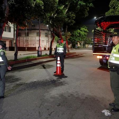 Policiais patrulham rua vazia em Bucaramanga, na Colômbia - STRINGER
