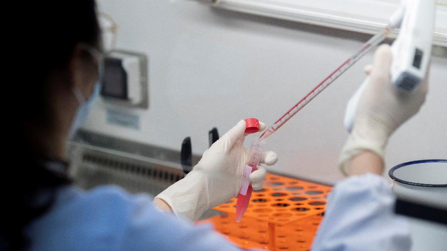 Funcionária trabalha em laboratório durante pesquisa sobre o novo coronavírus em Pequim - 
