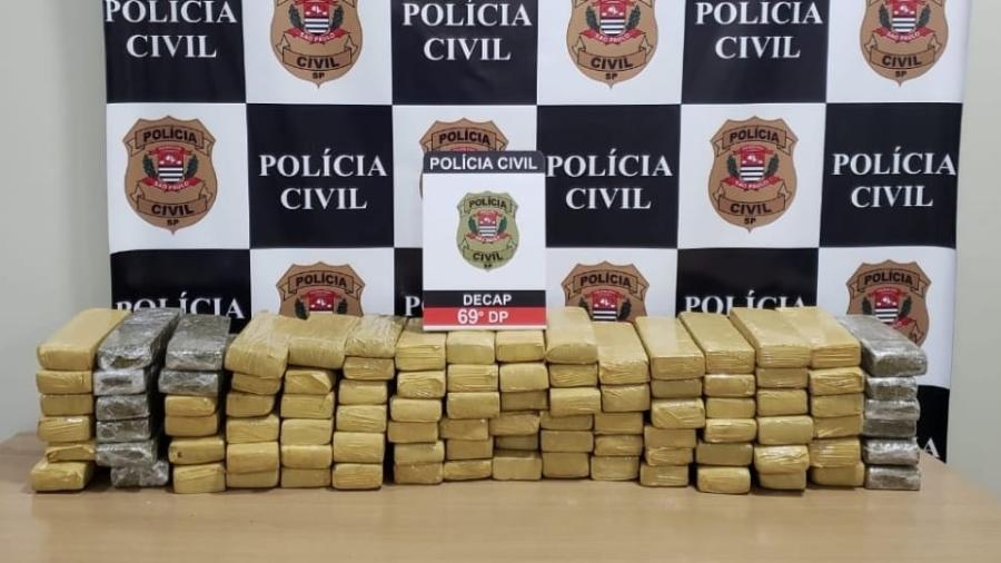 Drogas foram encontradas no banco de trás de um carro; motorista foi preso - Polícia Civil/Divulgação