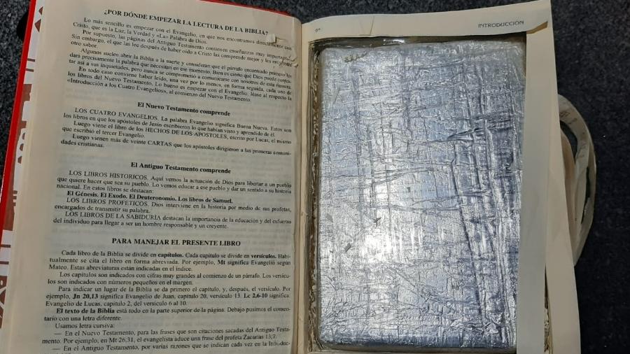 A suspeita recortou as páginas internas da Bíblia no tamanho exato do embrulho, segundo a Polícia Rodoviária de SP - Polícia Rodoviária / SP