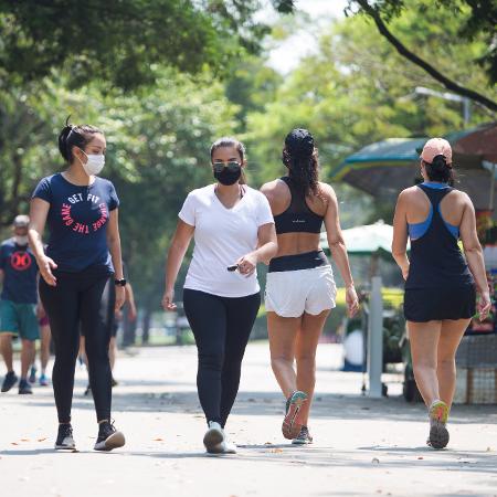 Frequentadores do Parque do Ibirapuera, na zona sul de São Paulo, aproveitam dia de calor - TIAGO QUEIROZ/ESTADÃO CONTEÚDO