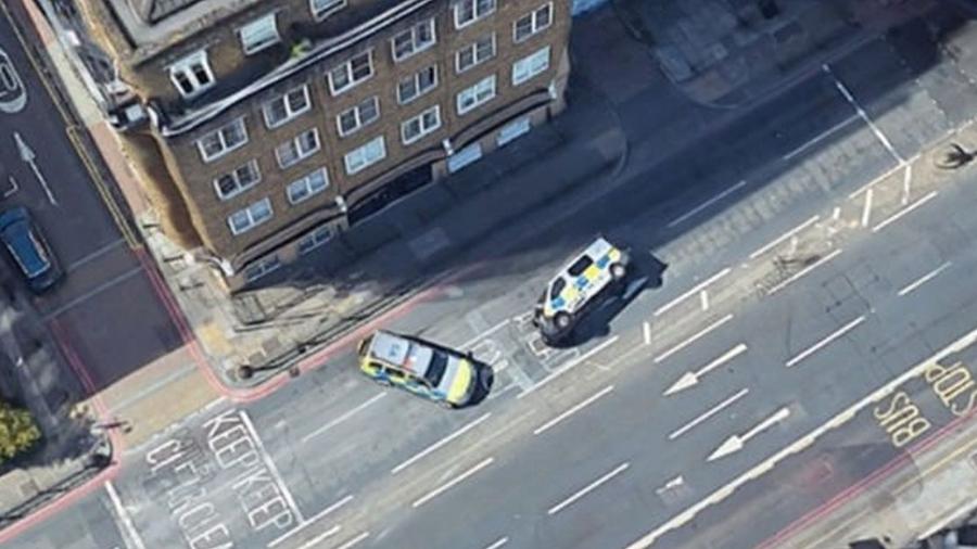 Google Maps flagra viatura da polícia de Londres capotada - Reprodução/Google Maps
