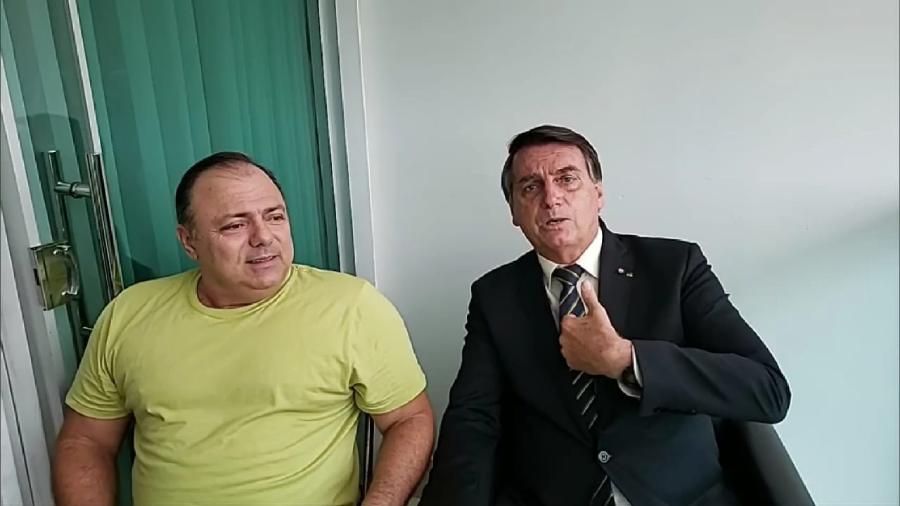 O ministro da Saúde, Eduardo Pazuello, diagnosticado com covid-19, sem máscara ao lado do presidente Jair Bolsonaro durante transmissão ao vivo - Reprodução/Facebook