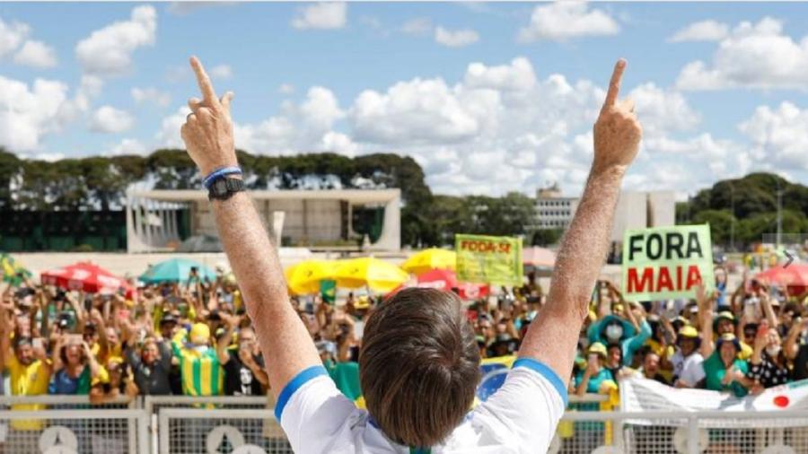 Bolsonaro saúda manifestantes que defendem o fechamento do Congresso e do Supremo - Sergio Lima/|AFP