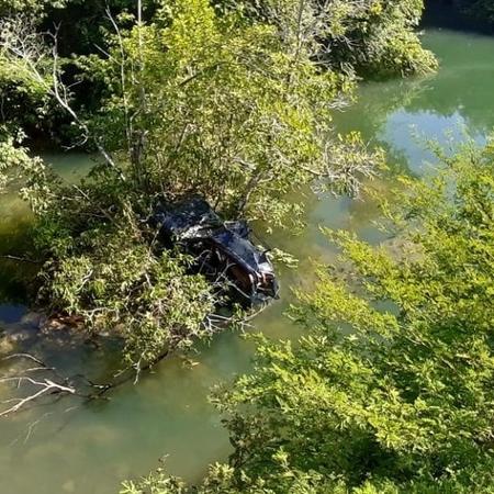 Carro quase submerso em rio de Bodoquena (MS); mulher salvou namorado - Divulgação/PM Bodoquena
