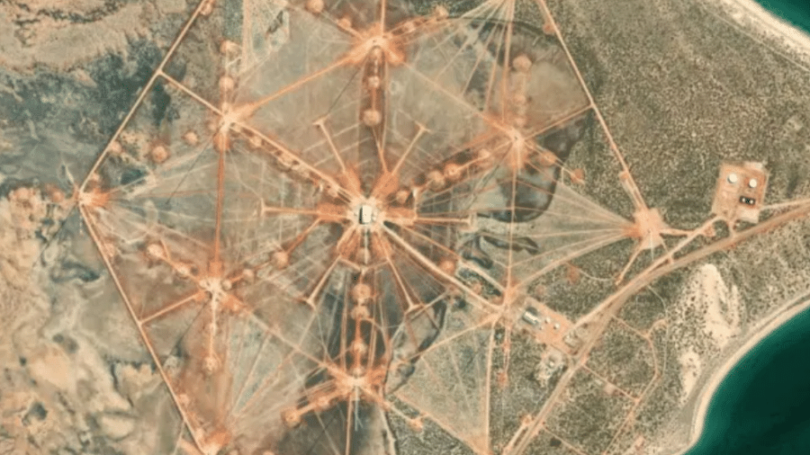 Mulher "descobriu" formação hexagonal misteriosa enquanto olhava o Google Maps - Reprodução/Google Maps