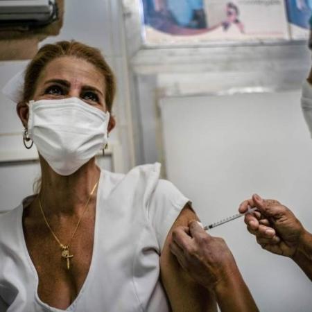 Profissionais de saúde já estão sendo vacinados em Havana - Reuters