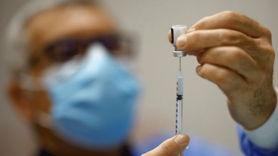 Governo Bolsonaro recusou 70 milhões de doses da vacina da Pfizer em agosto - REX FEATURES
