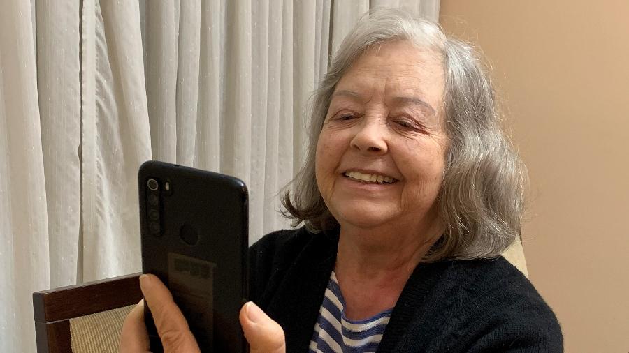 Marisa Medeiros, 80, usa o celular configurado para exibir ícones e letras grandes, recursos de acessibilidade presente nos smartphones - Arquivo pessoal