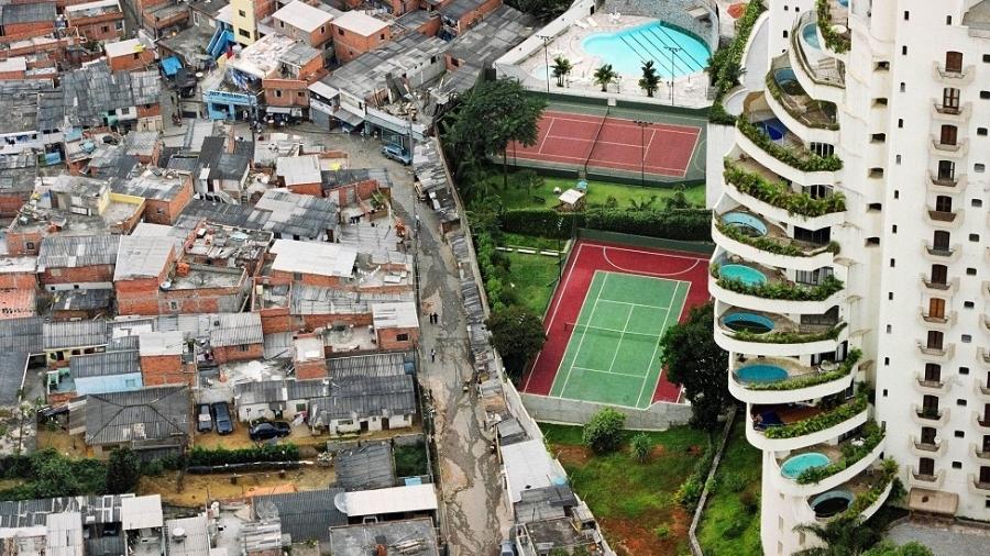 Foto de Tuca Vieira que mostra a favela de Paraisópolis ao lado de prédio de luxo do Morumbi rodou o mundo e virou símbolo da desigualdade social no Brasil - Tuca Vieira