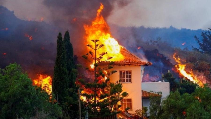 A lava do vulcão Cumbre Vieja destruiu várias casas em vilarejos próximos em La Palma - Reuters