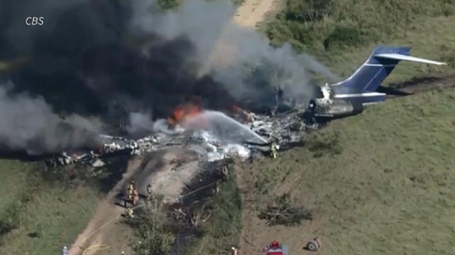 Avião com 21 pessoas caiu perto de Houston, Texas; todos sobreviveram - Reprodução/CBS/AFP TV