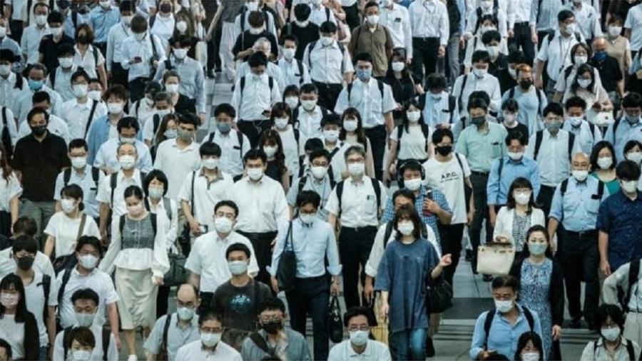 Multidão de passageiros de trem usando máscaras em Tóquio, no Japão - Yasuyoshi Chiba/AFP/Getty Images
