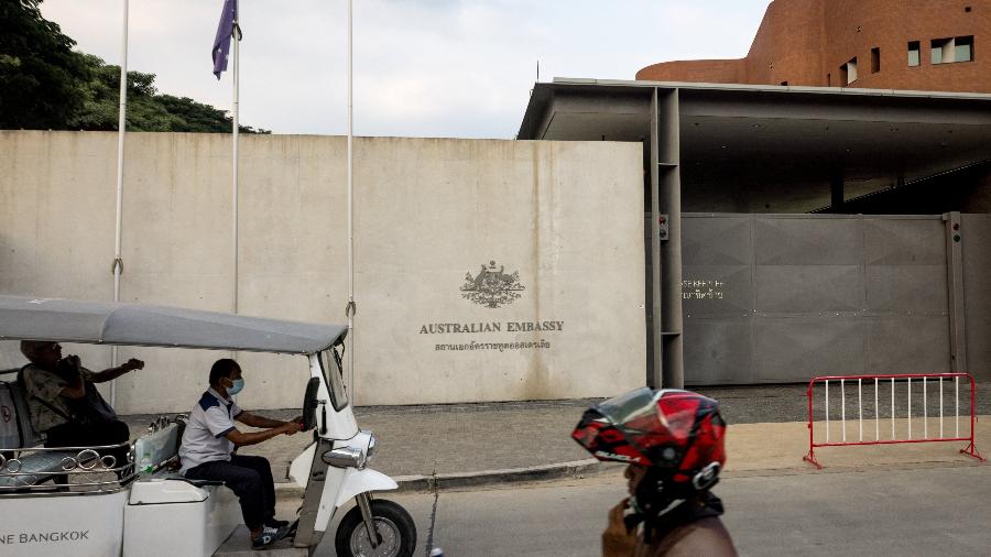 Motoristas passam pela Embaixada da Austrália em Bangkok em 5 de fevereiro de 2022 - JACK TAYLOR/AFP