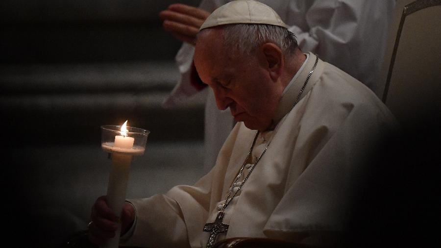 Papa Francisco preside a missa da Vigília Pascal na Basílica de São Pedro, no Vaticano. - TIZIANA FABI/AFP