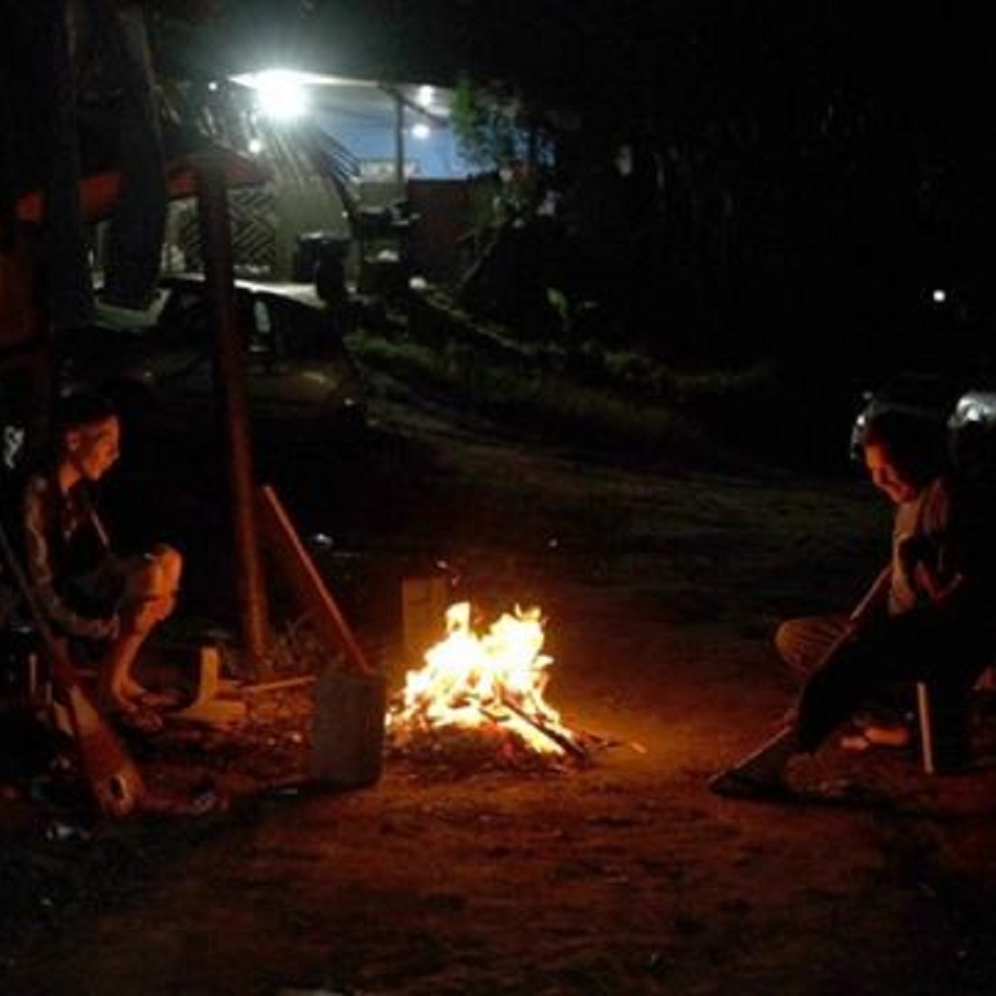 Famílias enfrentam frio com fogueiras e garrafas pet na periferia