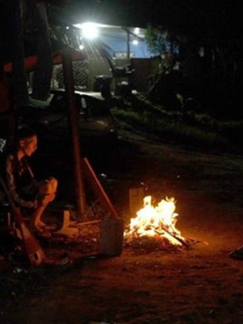 Famílias enfrentam frio com fogueiras e garrafas pet na periferia