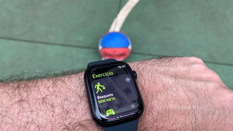 Apple Watch 8 monitora atividades físicas como basquete
