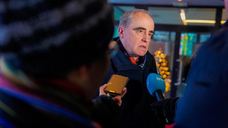 08.dez.22 - O vencedor do Prêmio Nobel da Paz e membro da organização russa de direitos humanos Memorial, Yan Rachinsky, fala com a mídia no Aeroporto Gardermoen em Oslo, Noruega - NTB/VIA REUTERS