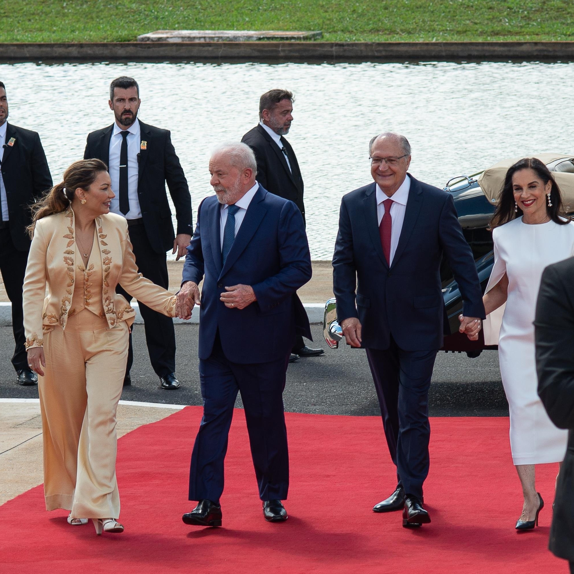 Terno azul, conjunto dourado: o look da posse de Lula, Alckmin, Janja e Lu  - 01/01/2023 - UOL Notícias