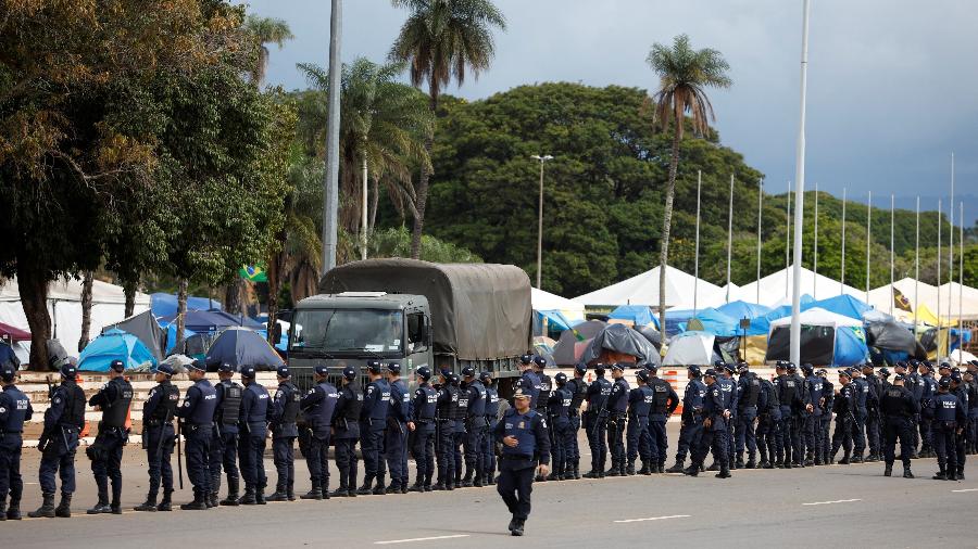 09.jan.23 - Membros das forças de segurança montam guarda ao lado de acampamento deixado por apoiadores do ex-presidente Jair Bolsonaro, do lado de fora do Quartel General do Exército, em Brasília - AMANDA PEROBELLI/REUTERS