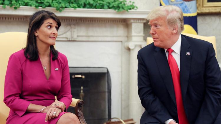 9.out.2018 - Nikki Haley, então embaixadora da ONU, em conversa com Donald Trump no Salão Oval da Casa Branca