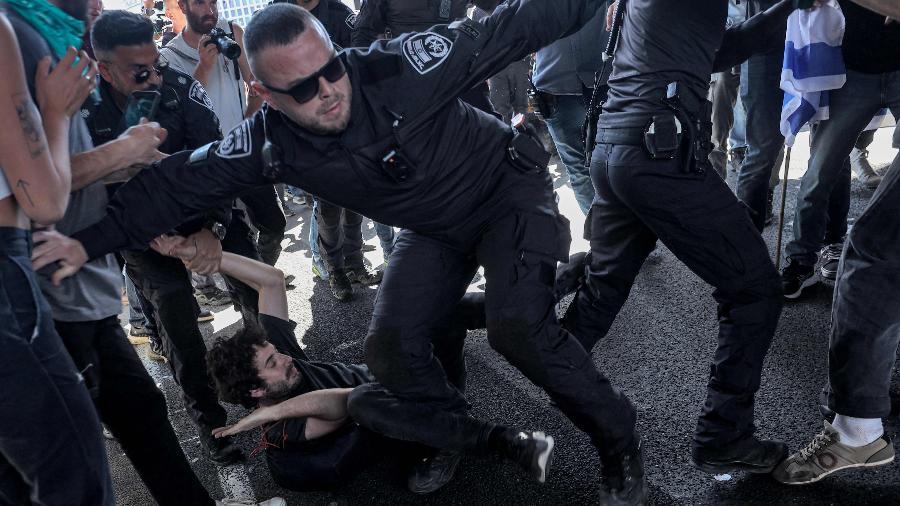 Manifestante é detido pelas forças de segurança israelenses durante uma manifestação contra a controversa revisão judicial do governo em Tel Aviv - Gil Cohen-Magen/AFP