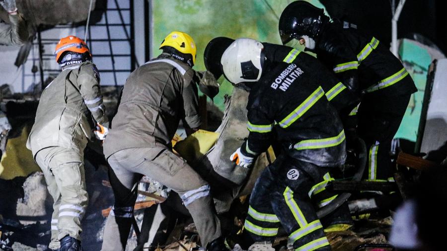 Os bombeiros ainda não informaram o motivo da explosão e do fogo - Sandy James/Estadão Conteúdo