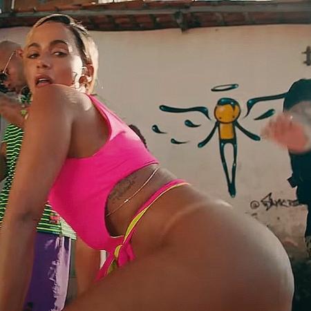 Clipe "Bola Rebola", de Anitta, é alvo de ação judicial por mostrar grafite "O Anjo" - Reprodução