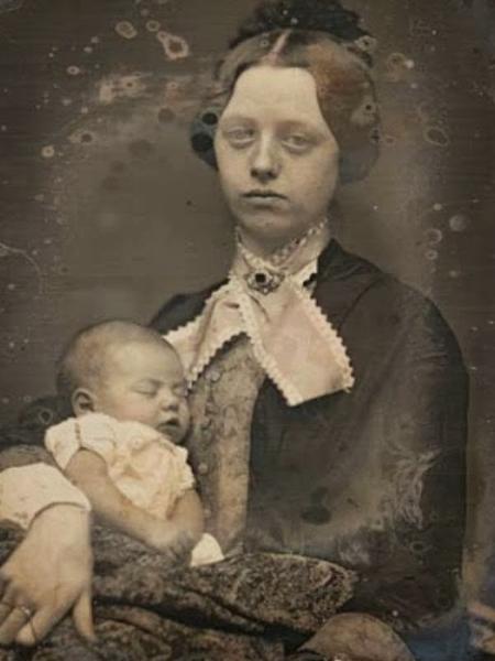 Mulher retratada segurando um bebê morto na era vitoriana, na Inglaterra