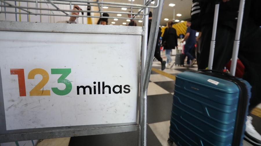 Logo da 123milhas em carrinho de malas no Aeroporto de Congonhas, em São Paulo